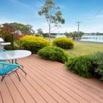 Getaway waterfront island living