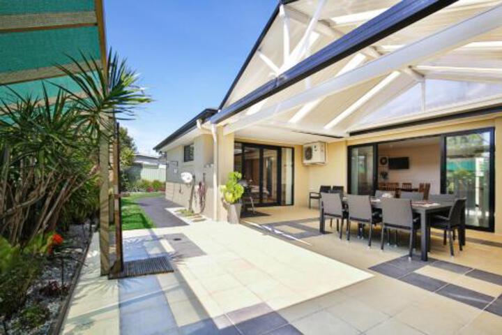 Sandy Bottom Pet Friendly 3 Min Walk to Beach