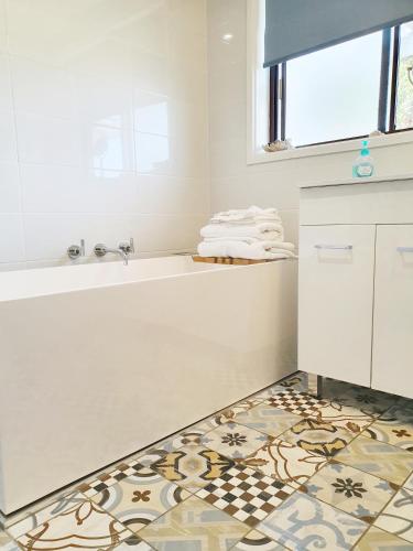 Marazul BEST DEAL Stone Bathtub WIFI Functional