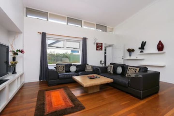 Spacious 5 Bed Home Close To Cottesloe Beach