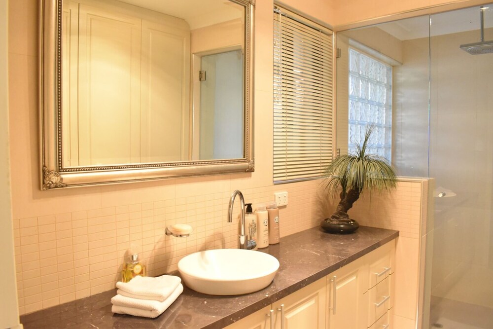 Modern 2 Bedroom Unit Close to CBD