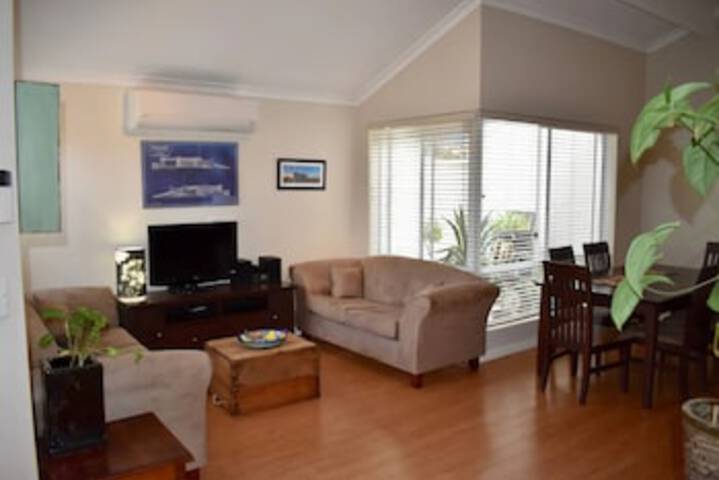 Spacious Home in Mount Hawthorn Next To Lake Monger