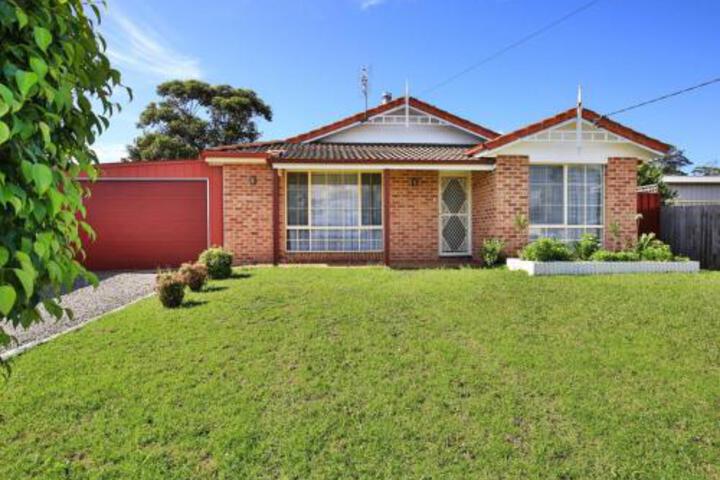 Kingfisher Pet Friendly 10 Mins to Hyams Beach