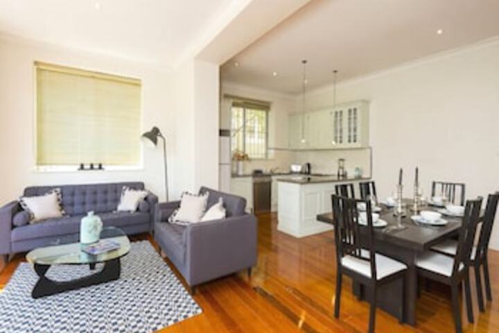 Elegant Cremorne Point Apartment MILS5