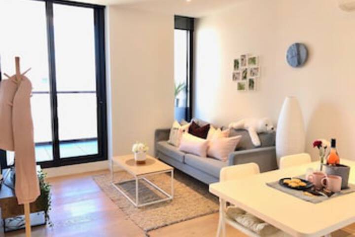 Deluxe and Brand New Lakeside Apartment