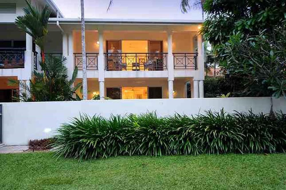 Plantation House 1 Spacious 4 Bedroom House Near Beach WIFI Netflix Telstra TV Playground Pool BBQ